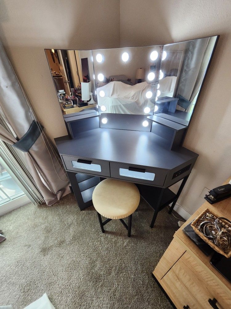 Vanity,  Corner Style,  2 Drawers, Lower Cabinet,  11 Lights