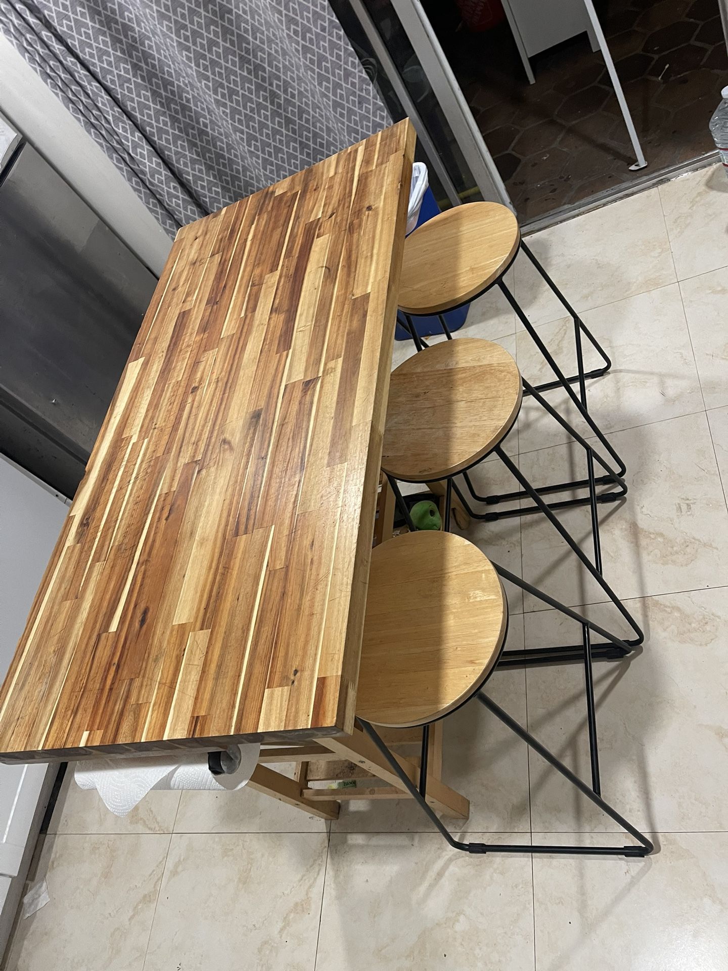 Island With 4 Stools