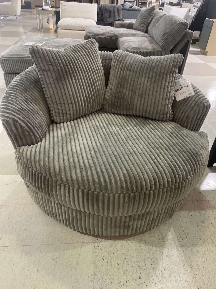 Lindyn Fog Gray Swivel Chair /P