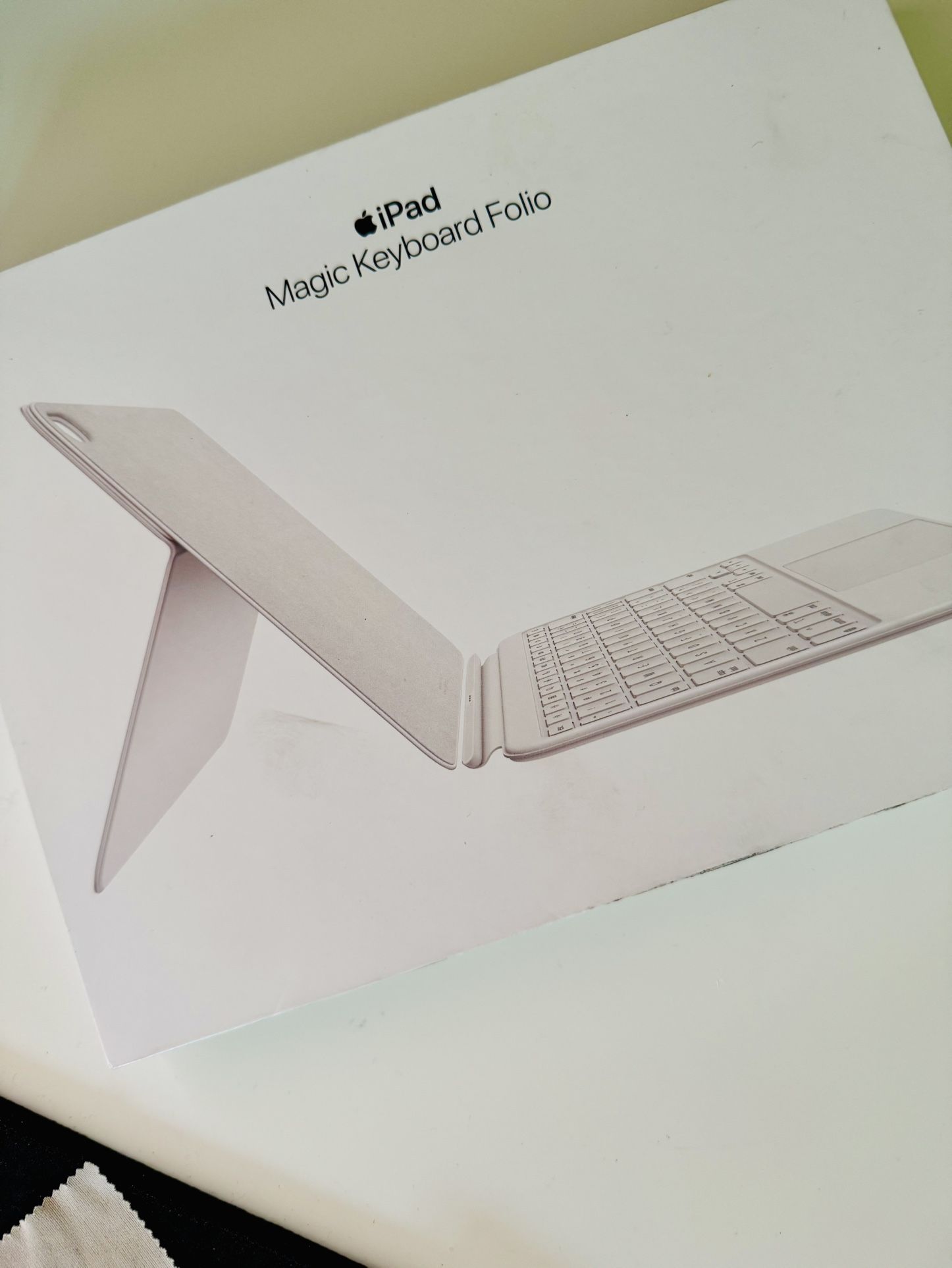 iPad Magic Keyboard Folio! iPad A16 & iPad 10th Gen! Brand New Sealed !! $220