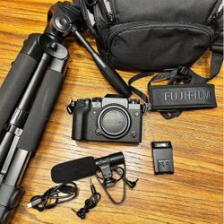 Fujifilm X-T4 Camera Body: Like New (103 shutter count)