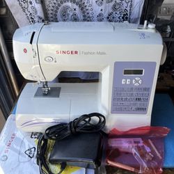 SINGER 5560 Fashion Mate 99-Stitch Digital Screen- like new with foot pedal and accessories