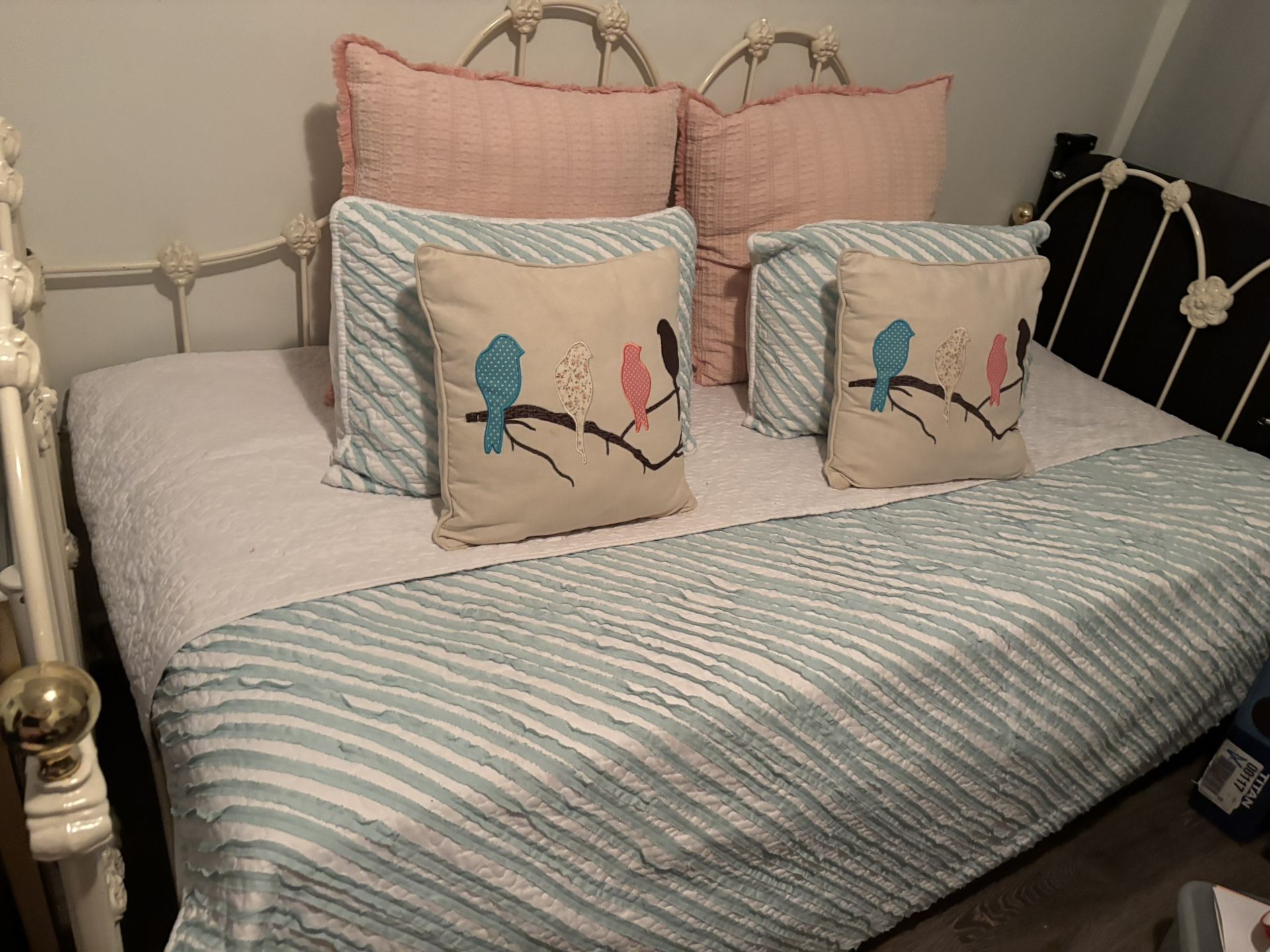 Twin size day bed w trundle 