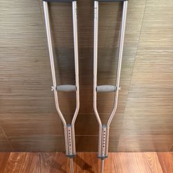Adult crutches