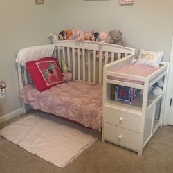 Delta 4 In 1 Childrens Crib / Toddler Bed W/ Changing Table 