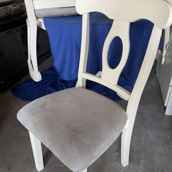 Round Table And Chairs 