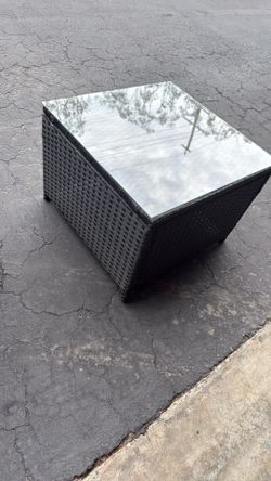 Outdoor patio chair and table