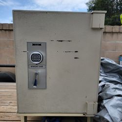 ~~~ SAFE FOR SALE ~~~