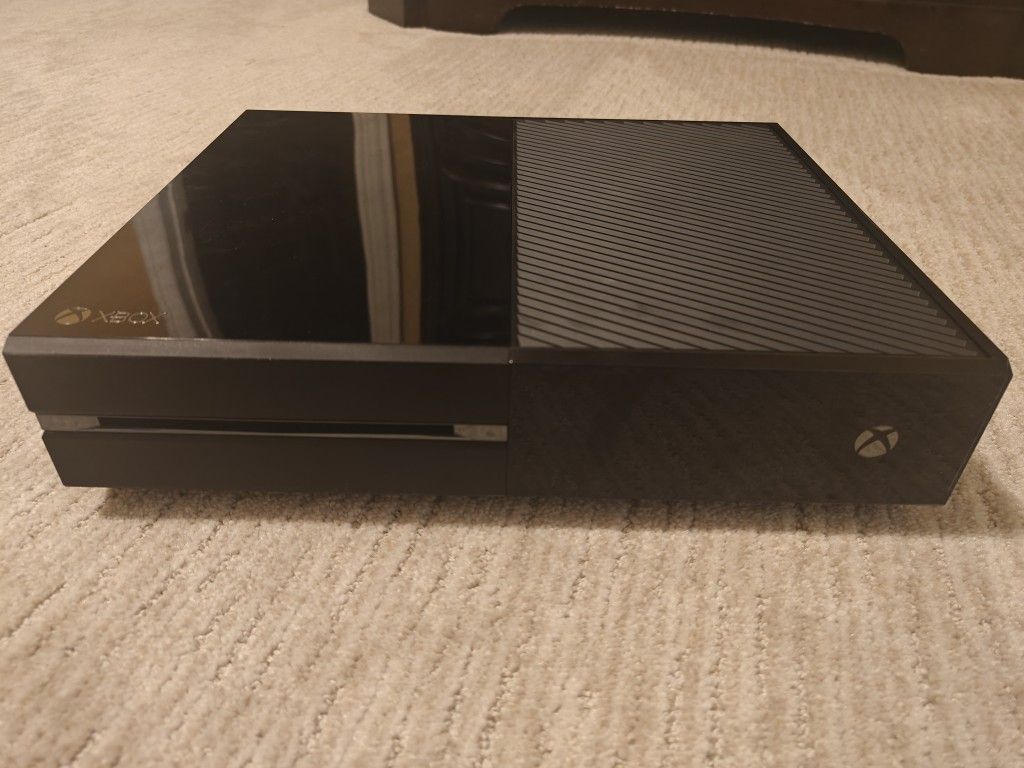 Xbox One w/2 Controllers