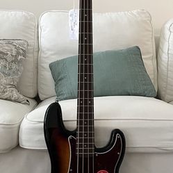 Fender Squier Classic Vibe 60s Precision Bass with Road Runner Case