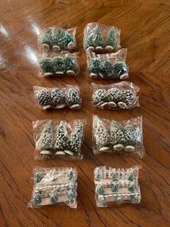 Like New (If not New) Hawthorne Village 2004 - 27 Piece Tree Set