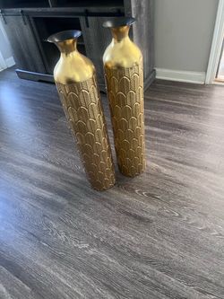 2 gold vases