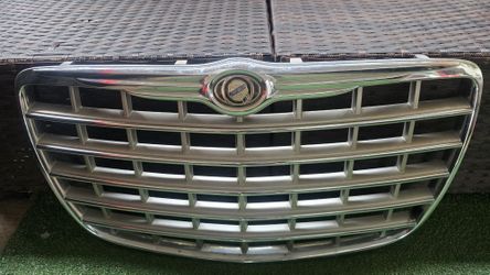 2005 To 2010 Chrysler 300 Grill Nice Condition