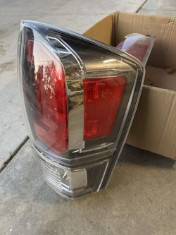 16-22 Toyota Tacoma Taillight