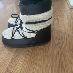 Mens Size 9 Fur Boots 50$