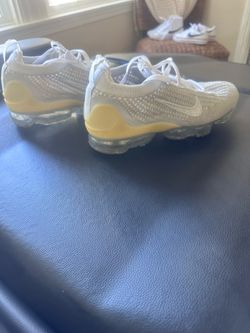 Women’s Nike Air Vapormax Shoes- Size 7. Like New
