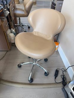 Beige Pedicure Nail Tech Stool, Rolling Adjustable, Used Fair