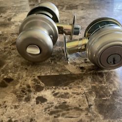 Kwikset Doorknob and Deadbolt Lock set