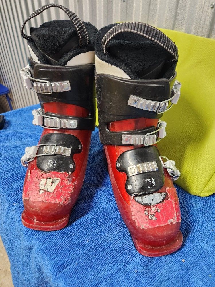Salomon kids ski boots ...fit shoe size 2.5