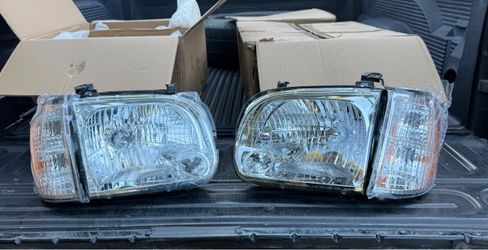 05-06 Toyota Tundra Factory Style Headlights Corner Lights