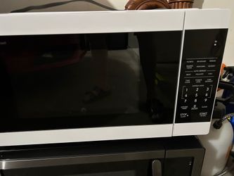 2 brand new 1000 W microwaves