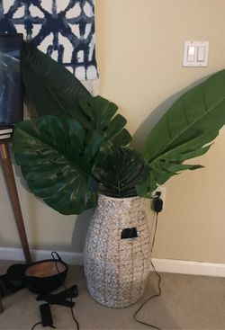 Woven base with fake tropical stems