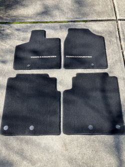2013 Chrysler Town & Country Floor Mats