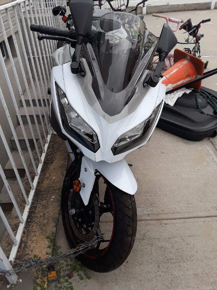 Sexy White 2014 Ninja Kawasaki 300 Motorcycle