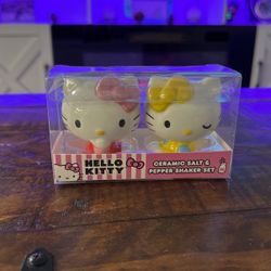 Hello Kitty Ceramic Salt And Pepper Shaker Set