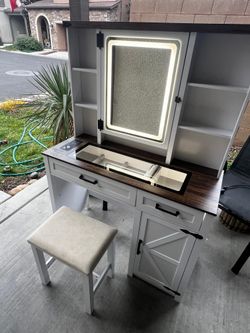 Vanity Makeup Table 