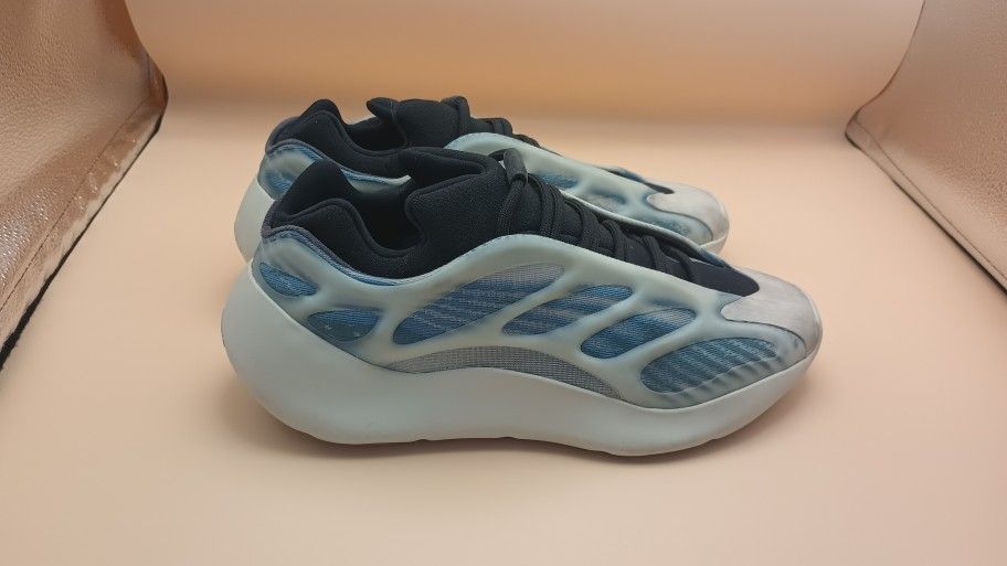 adidas Yeezy 700 V3
Arzareth