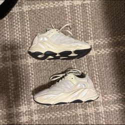 Yeezy Boost Analog 700