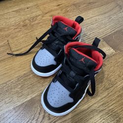 Jordan Toddler  5C Air Jordan 1 Mid Basketball Shoes Color: Black/Grey/Red