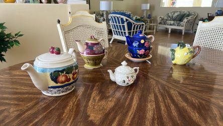 Porcelain tea pots