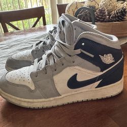 Nike shoes and great condition size 7 Y