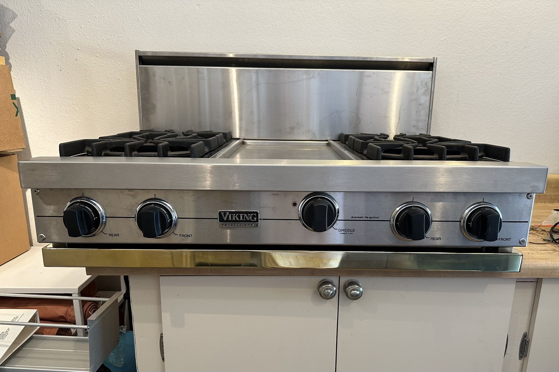 Viking Professional Custom 36” Stainless Steel Gold Gas Rangetop 4 Burner Griddle 10” Backsplash Natural Gas