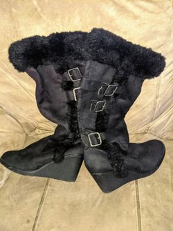 Women's boots 4 pairs size 8w