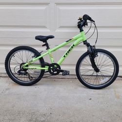TREK PRECKALIBER kids mountain bike in good condition. 20" tires. 6 speed. 10.5 ALUMINUM frame. Everything works. 