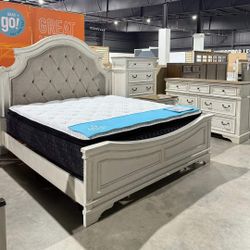 Realyn Chipped White Queen & King Bedroom Set 
