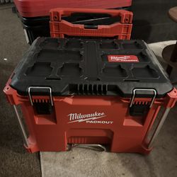 Milwaukee rolling tool box with low profile handle
