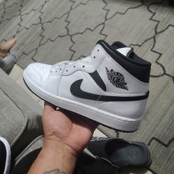 Jordan 1 Mid Reverse Panda