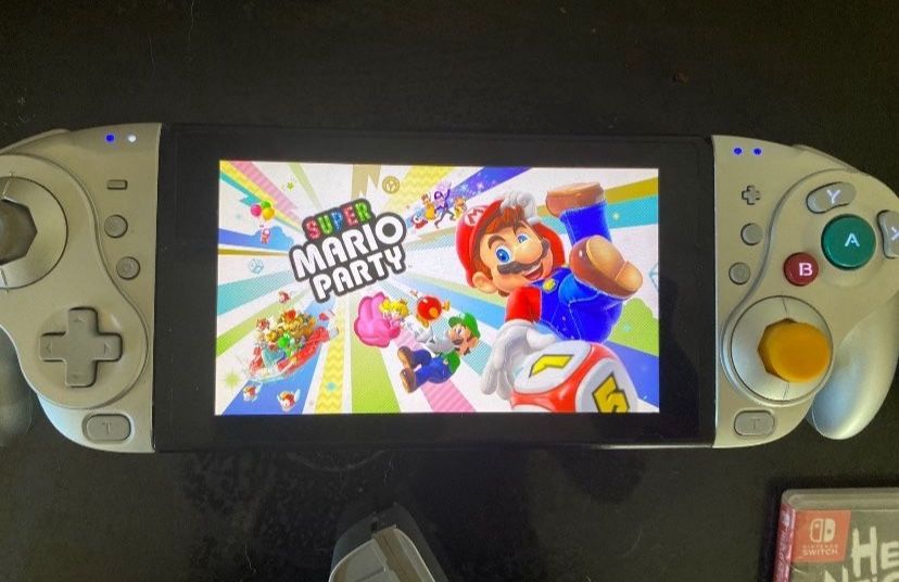 Works fine no dock. Comes With Mario Party 