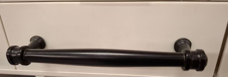 New black cabinet pulls