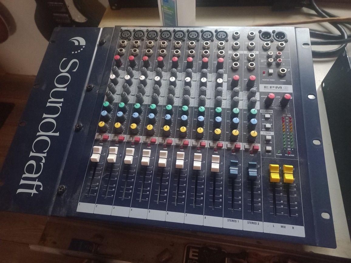 Soundcraft epm8 mixer