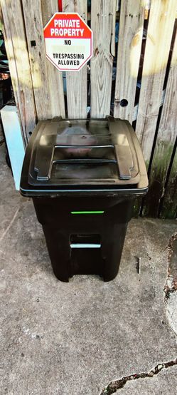 Toter 64 gallon two wheel trash can really good shape clean $40