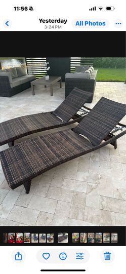 2 outdoor lounge chairs