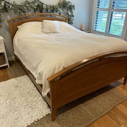 Ethan Allen Queen solid Wood Bedframe 