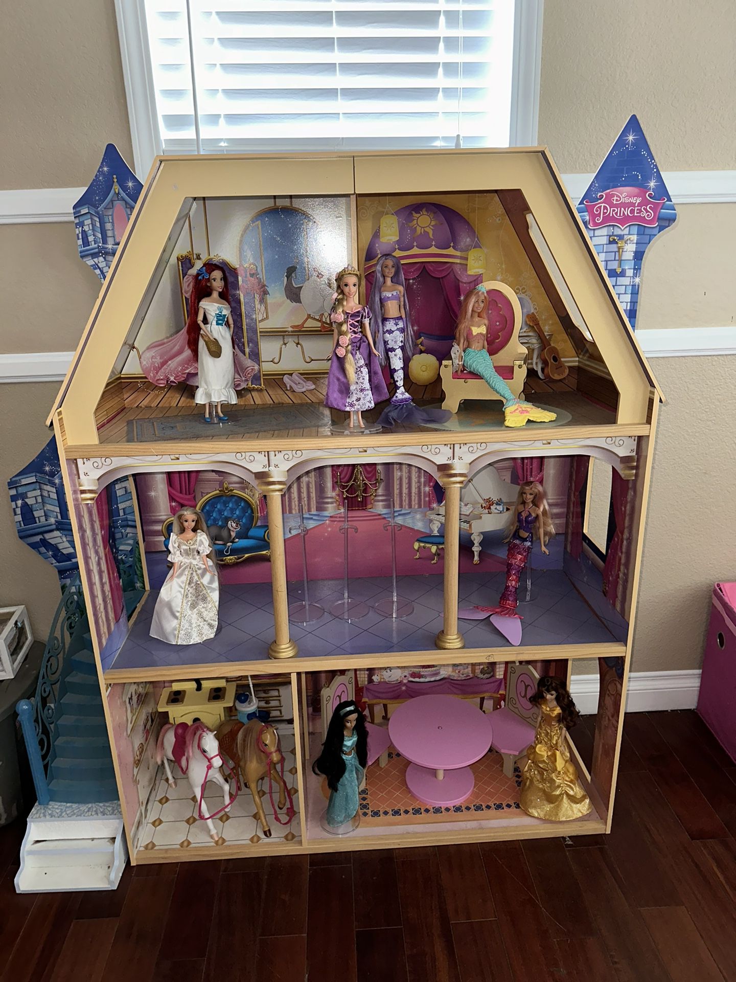Disney Doll House With Princesses And Horses