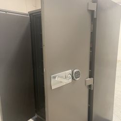 SAFE FOR SALE, COMBINATION KEY PAD AND SPECIAL KEY