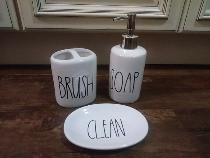 Bathroom set / vanity makeup set $7